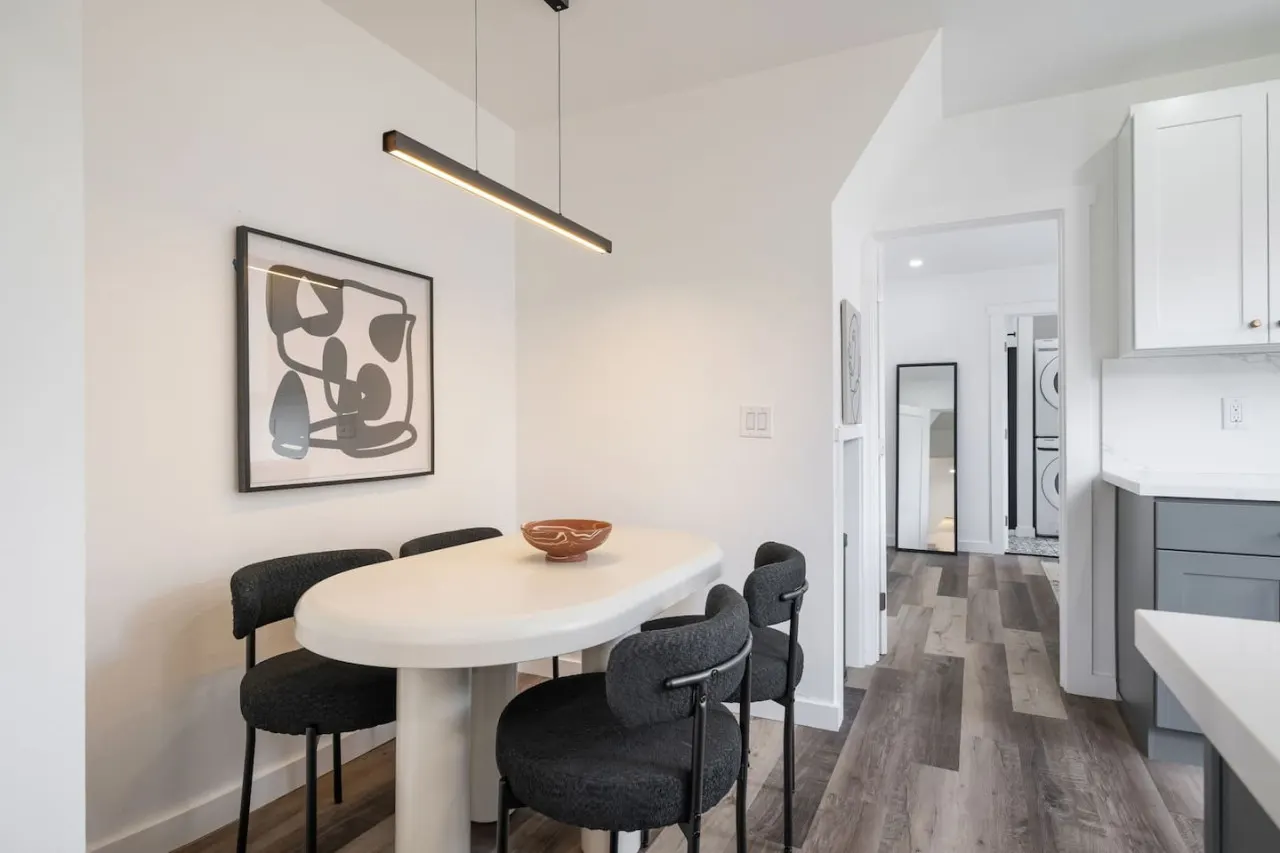 Modern 1BD Apt–Perfect Location! 3