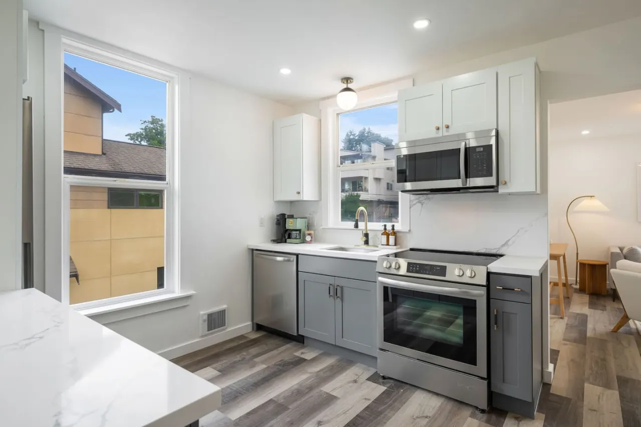 Modern 1BD Apt–Perfect Location! 4
