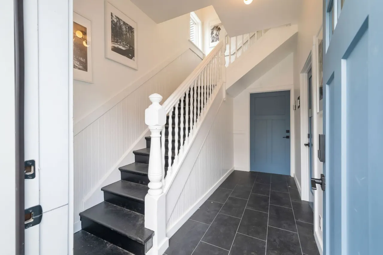 Modern 1BD Apt–Perfect Location! 6
