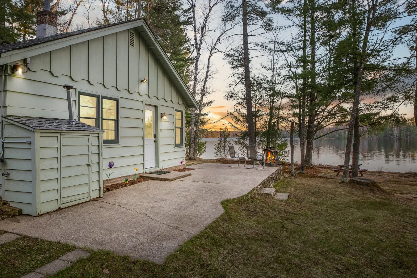 Seasonal Lakeside Cottage — photo 2