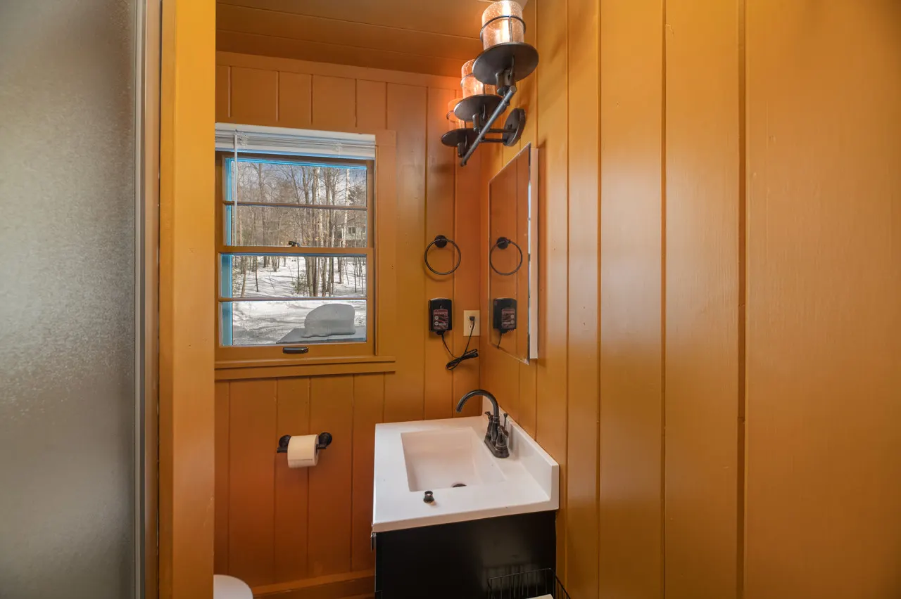 Seasonal Lakeside Cottage 11