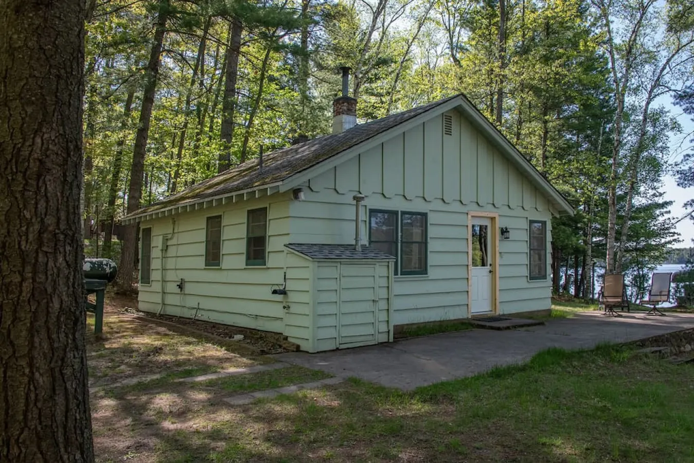Seasonal Lakeside Cottage 14