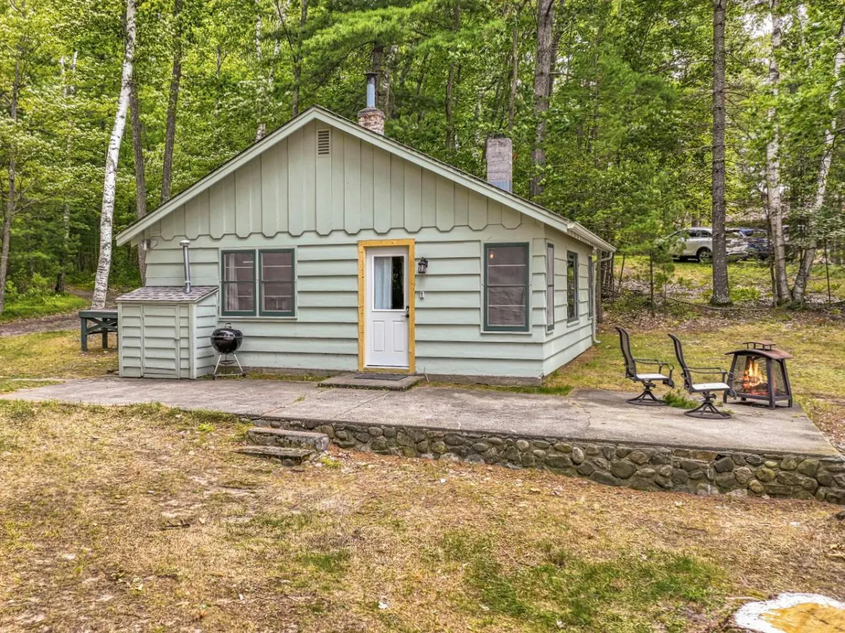 Seasonal Lakeside Cottage 15