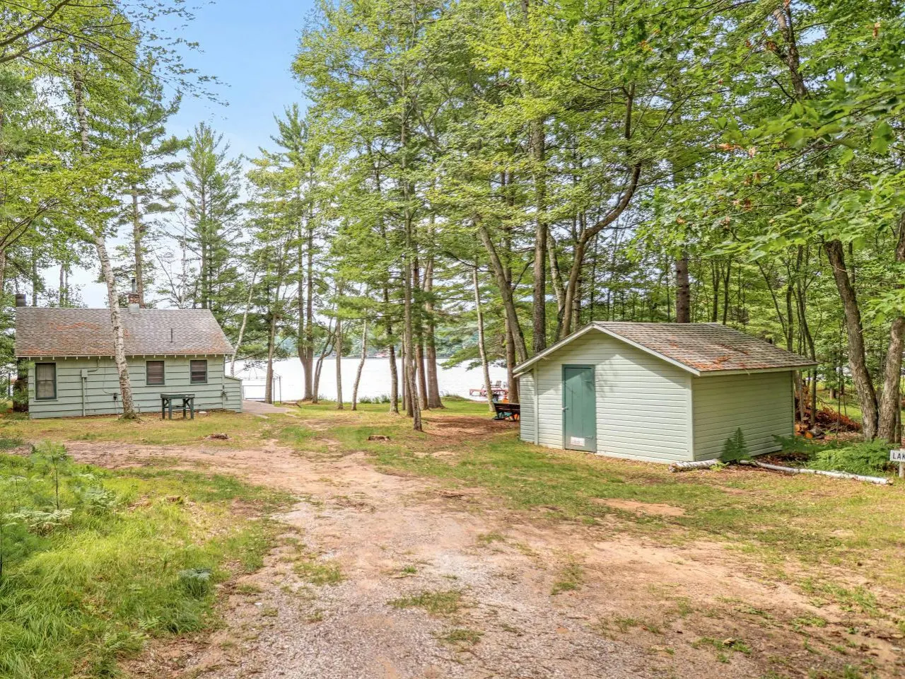 Seasonal Lakeside Cottage 16