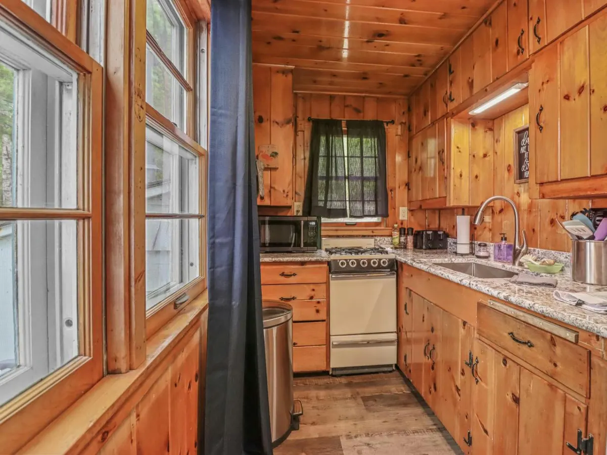 Seasonal Lakeside Cottage 6