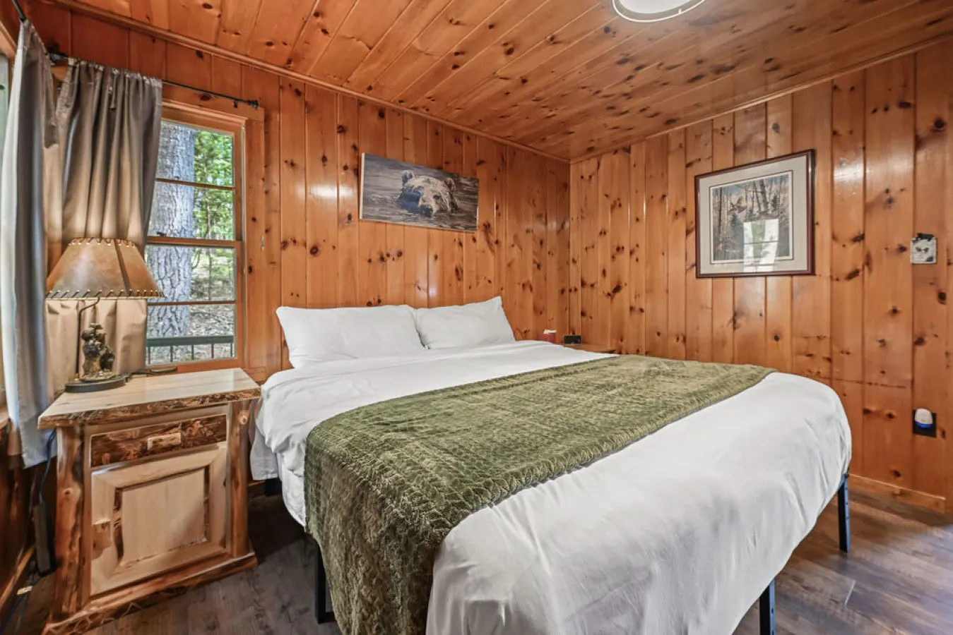 Seasonal Lakeside Cottage 8