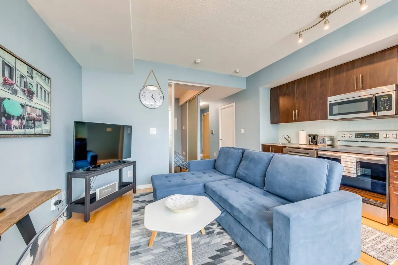 Well-Designed 1BR Balcony Prime Location 5