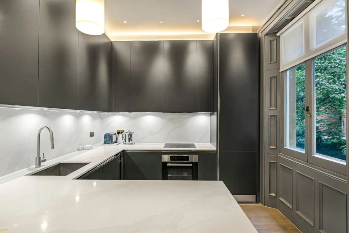 Luxury Holland Park 3-Bed Four Seasons Mattresses, Central AC & Marble Bathrooms 17