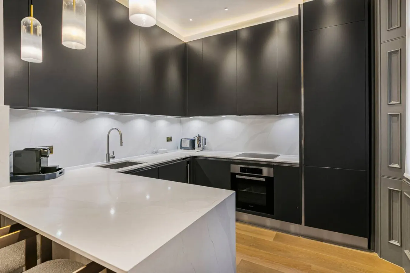 Luxury Holland Park 3-Bed Four Seasons Mattresses, Central AC & Marble Bathrooms 18