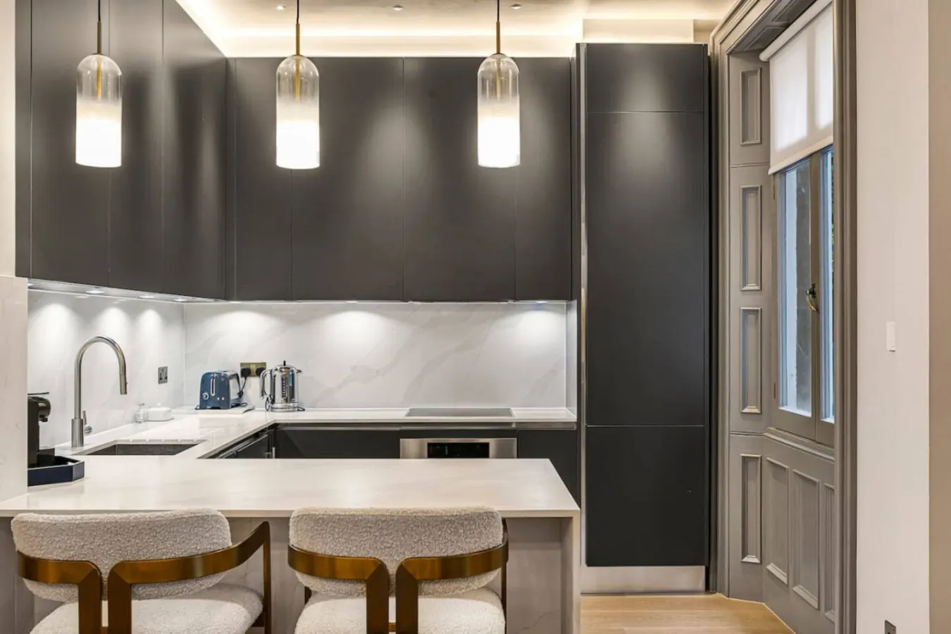 Luxury Holland Park 3-Bed Four Seasons Mattresses, Central AC & Marble Bathrooms 19