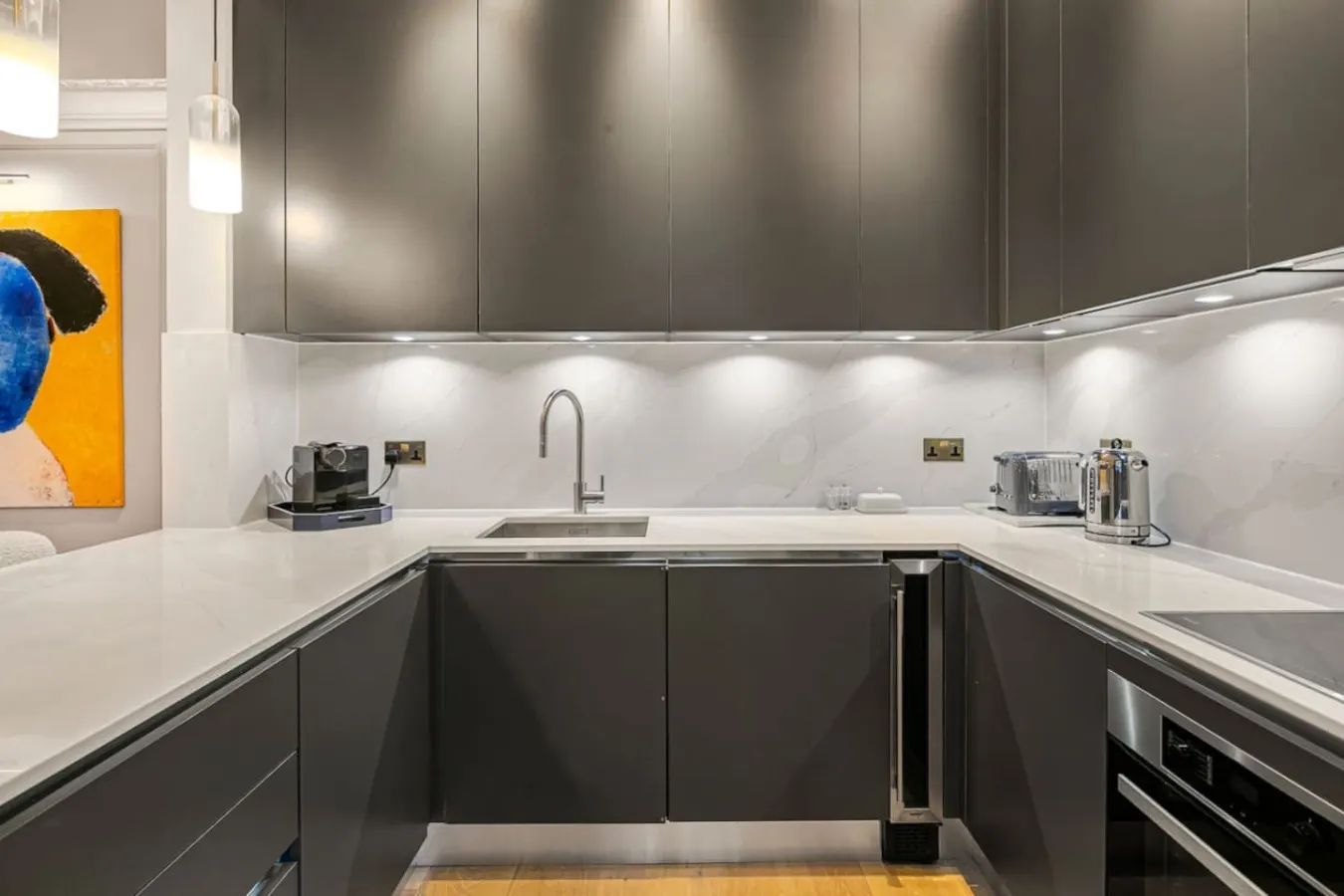 Luxury Holland Park 3-Bed Four Seasons Mattresses, Central AC & Marble Bathrooms 20