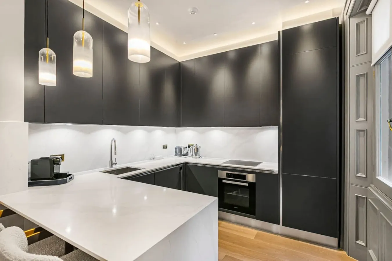 Luxury Holland Park 3-Bed Four Seasons Mattresses, Central AC & Marble Bathrooms 6