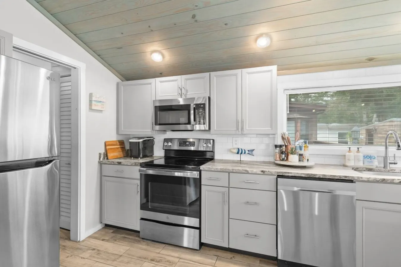 Ocean Lakes Cottage Covered Patio, Grill & Beach 18