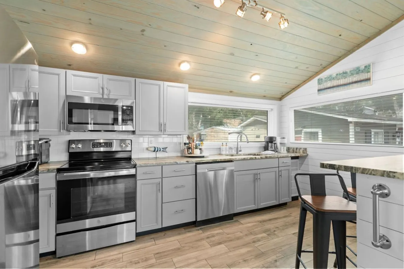 Ocean Lakes Cottage Covered Patio, Grill & Beach 4