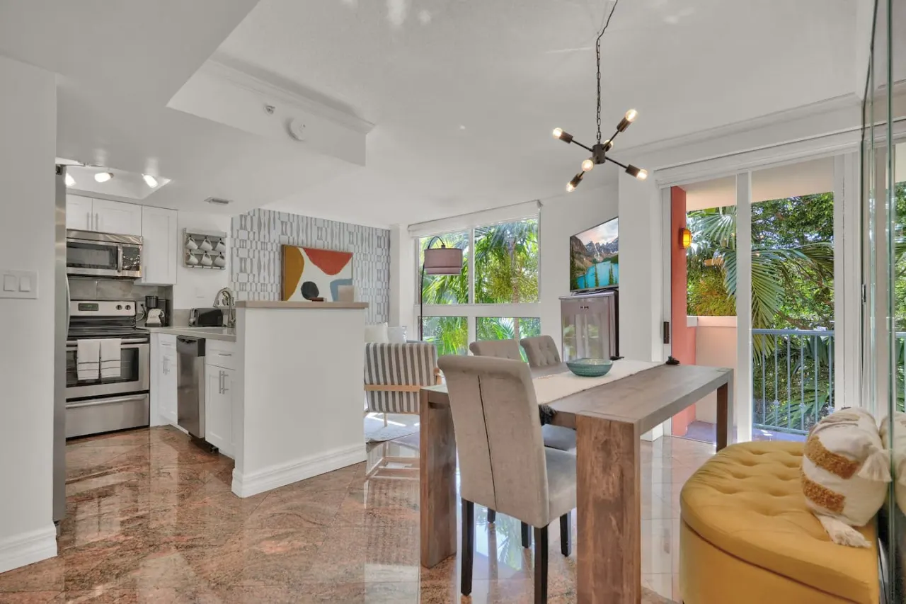 SF Treetop Retreat! Cozy 2 bedroom in Heart of Grove