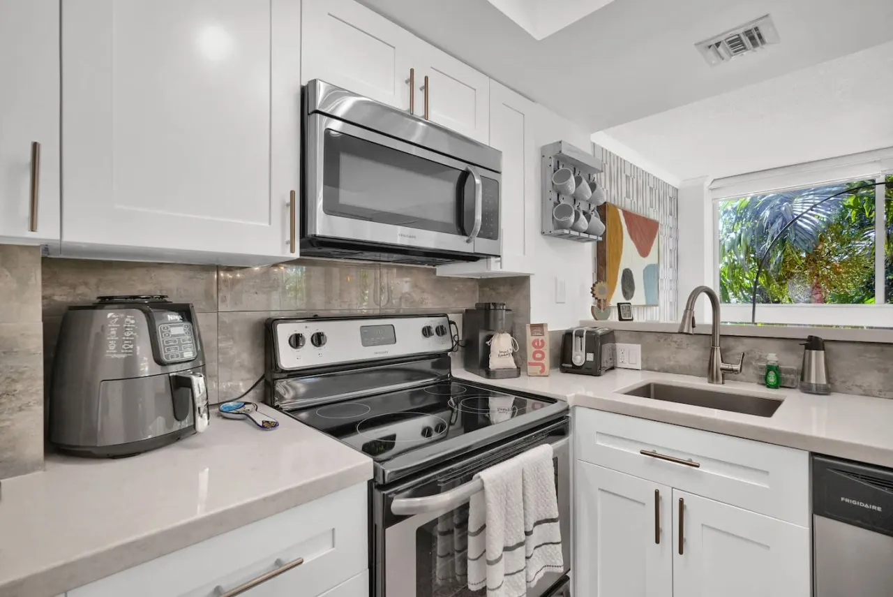 SF Treetop Retreat! Cozy 2 bedroom in Heart of Grove 6
