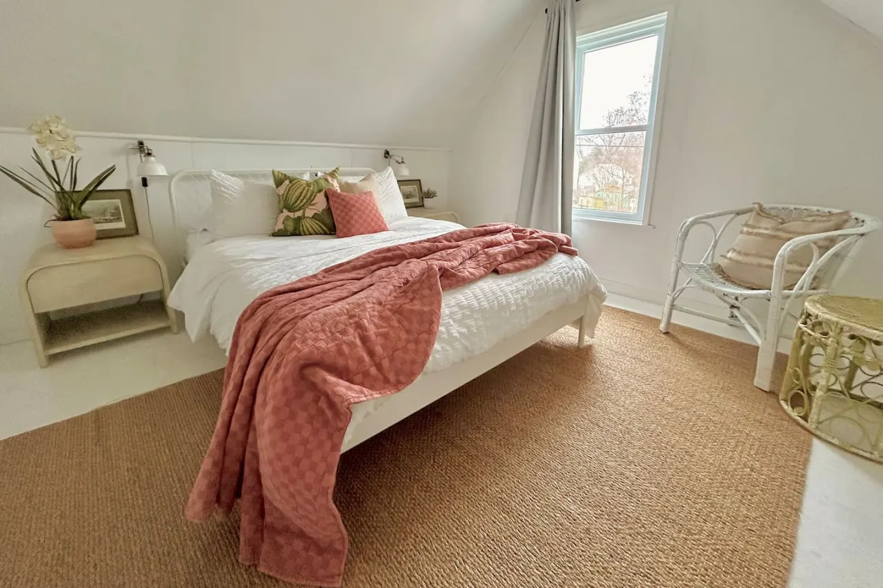 Maple & Oak: Steps to the beach 10