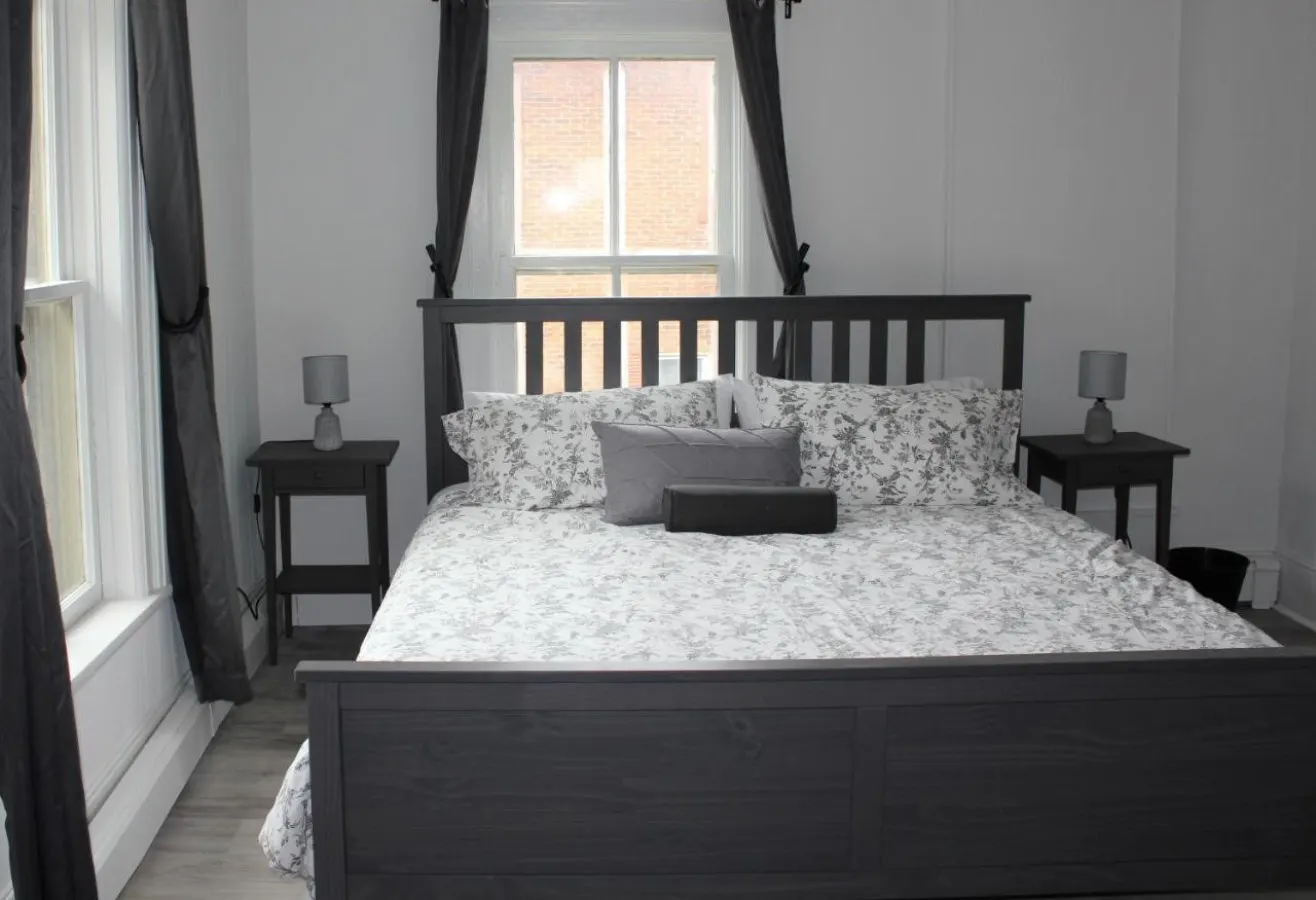 Wellington 4-plex Sleeps 10 Downtown Wellington 4-Plex Walk to Beach + Sleeps 10 Group Stay 7