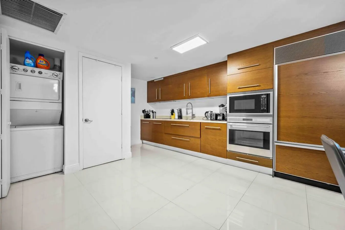 Emblematic unit at Icon in the heart of Brickell 9