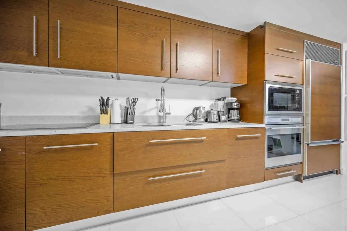 Emblematic unit at Icon in the heart of Brickell 10