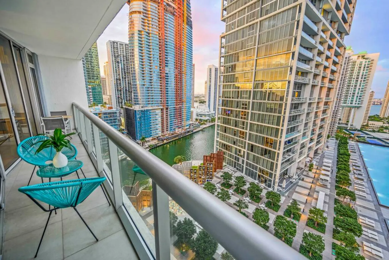 Emblematic unit at Icon in the heart of Brickell 11