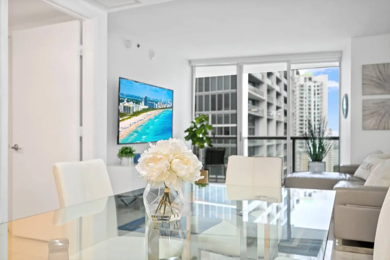 Emblematic unit at Icon in the heart of Brickell 13