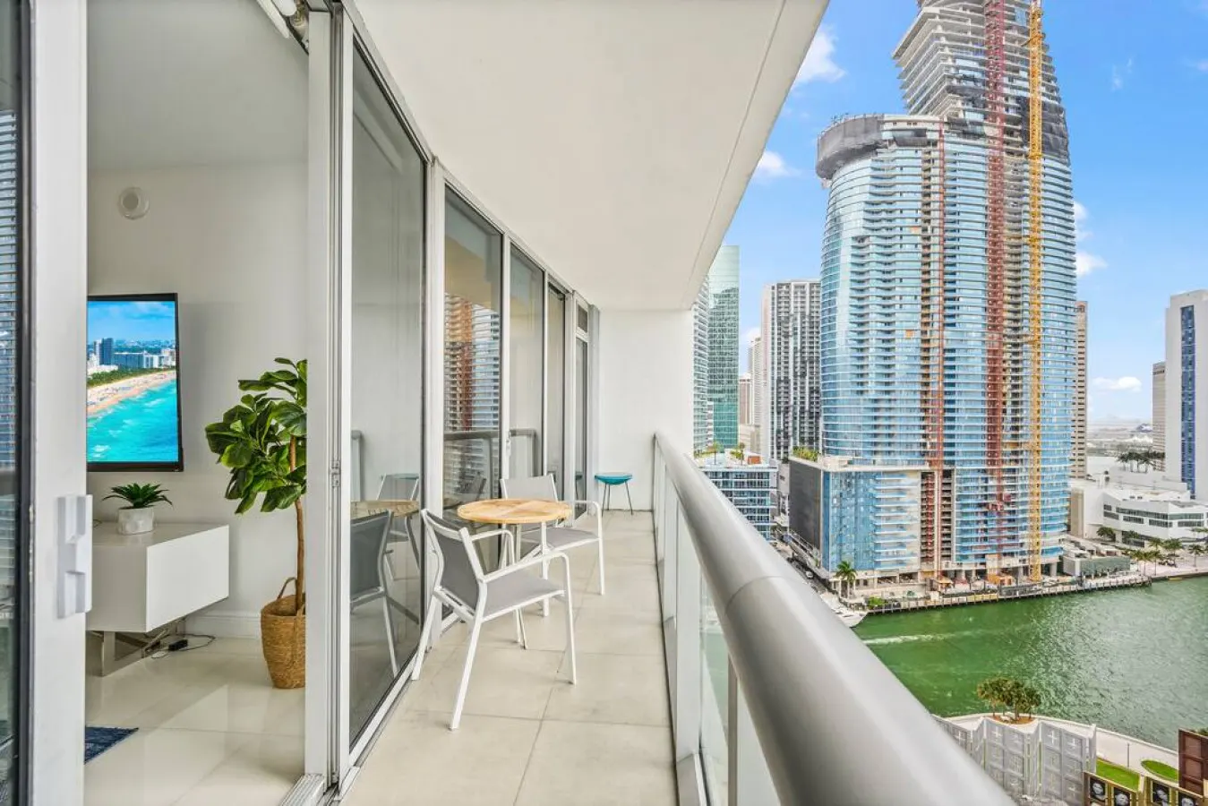 Emblematic unit at Icon in the heart of Brickell 20