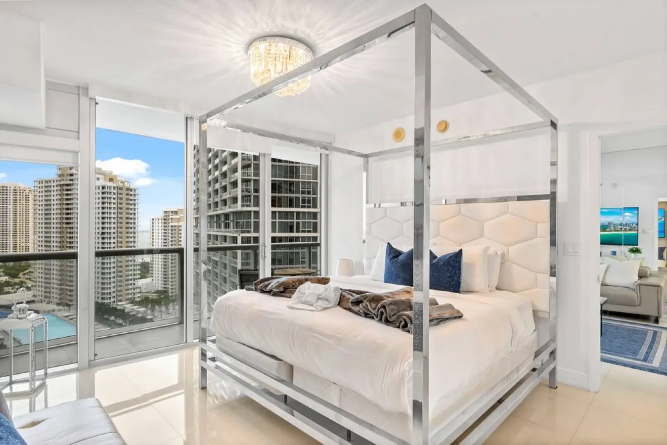 Emblematic unit at Icon in the heart of Brickell 3