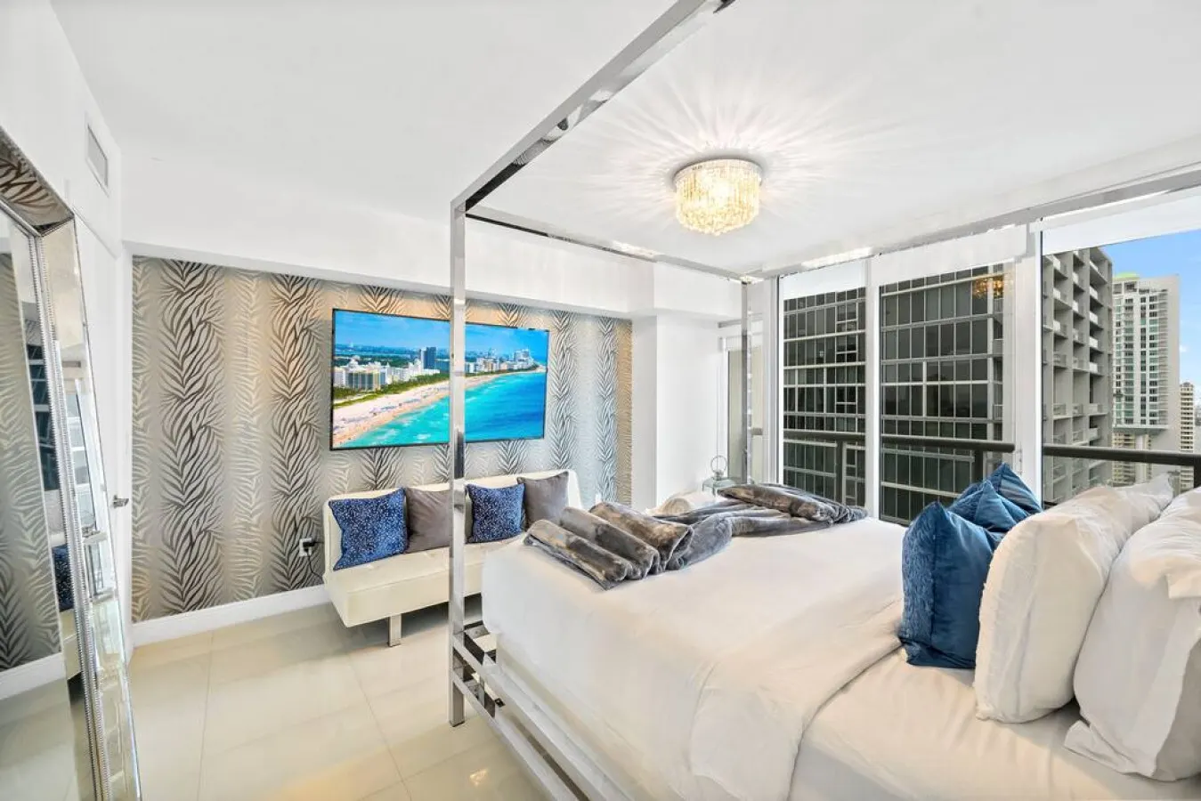 Emblematic unit at Icon in the heart of Brickell 6