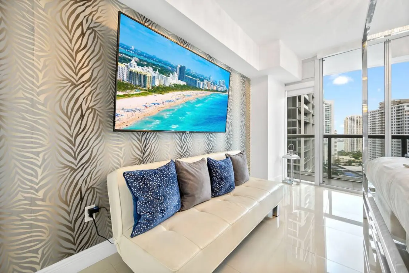 Emblematic unit at Icon in the heart of Brickell 8