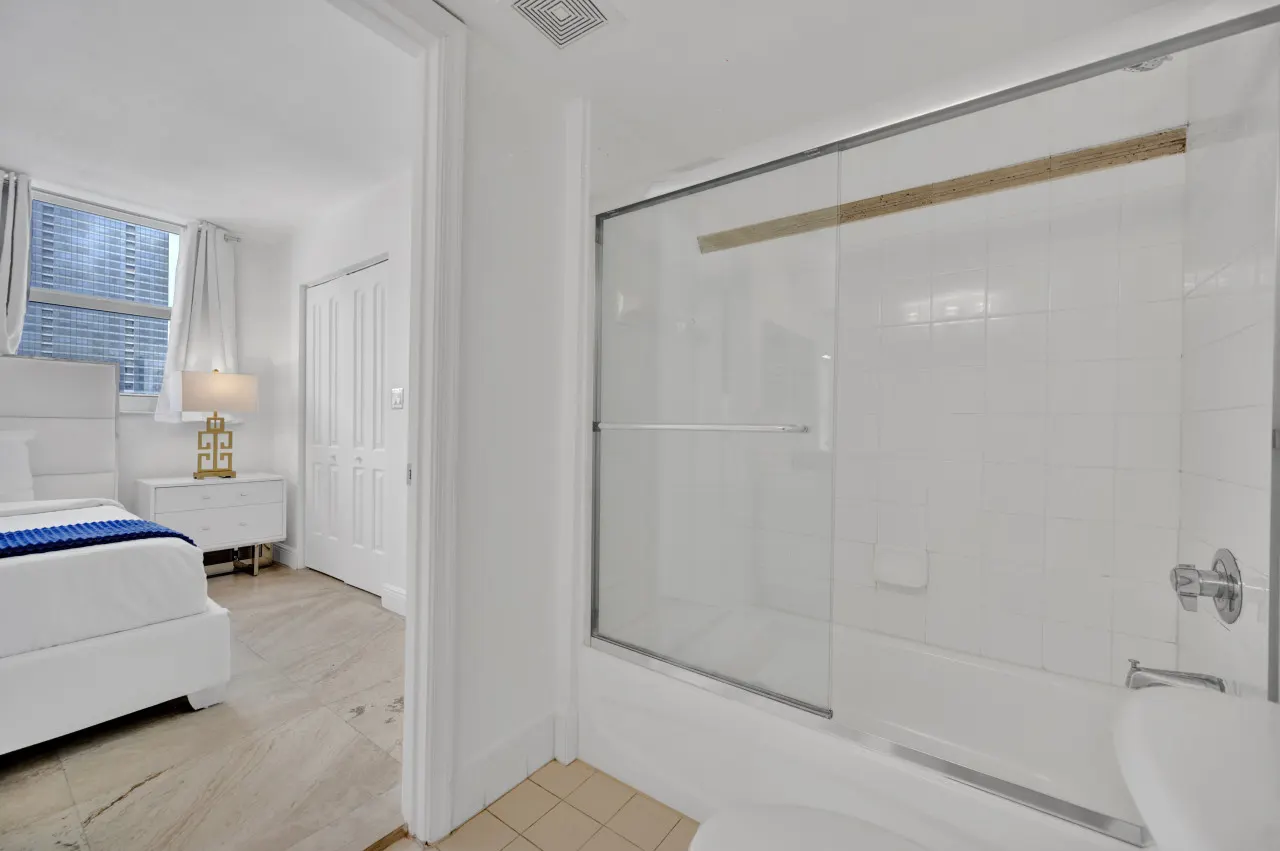 40th Floor Priceless Stay In this Gorgeous Central Unit 16