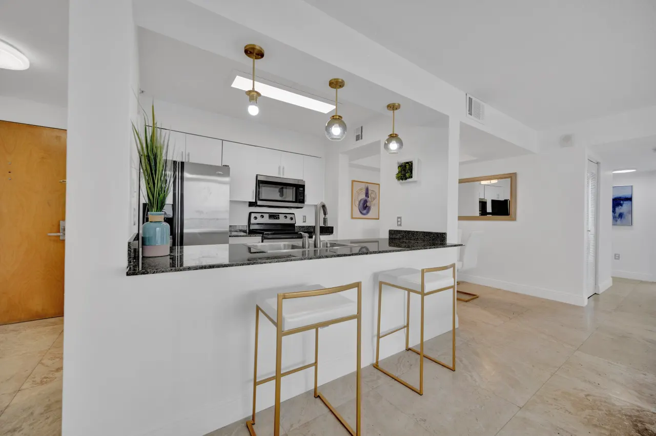 40th Floor Priceless Stay In this Gorgeous Central Unit 17