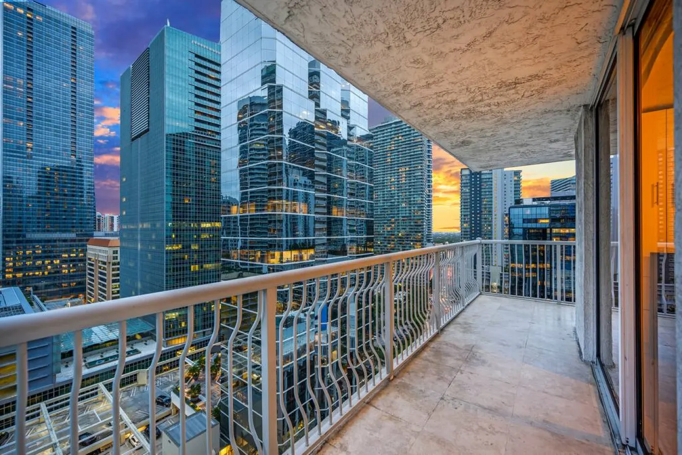 40th Floor Priceless Stay In this Gorgeous Central Unit 4