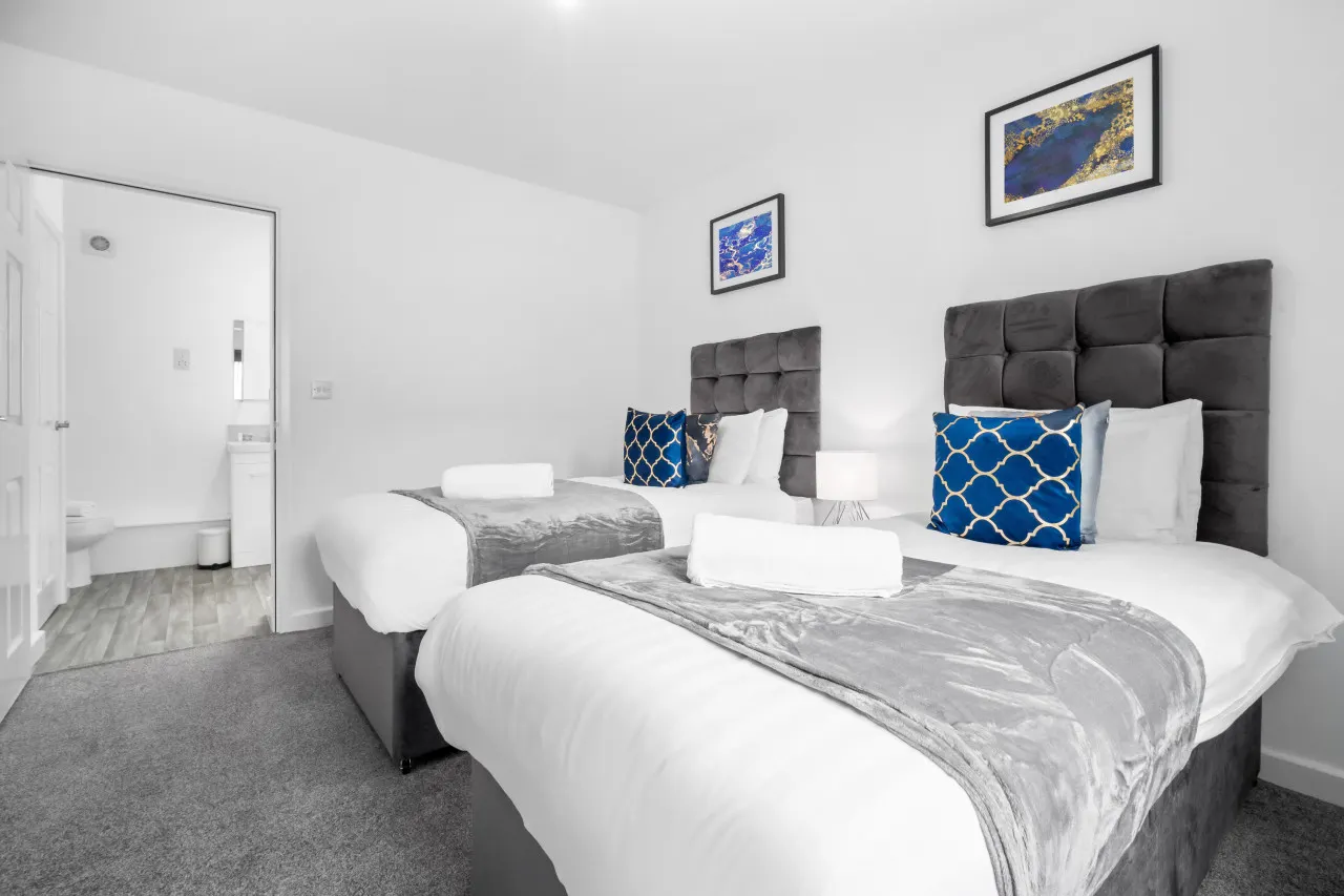 Stylish 2 Bed Apartment - Parking - Smart TV - WIFI 52 14