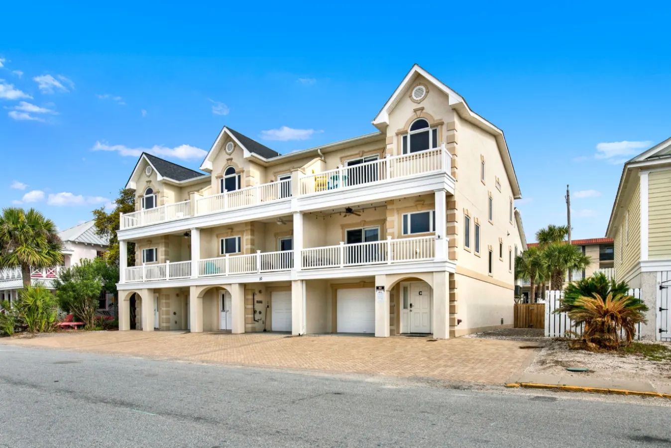 4 Bed Townhouse Walk To The Beach — photo 3