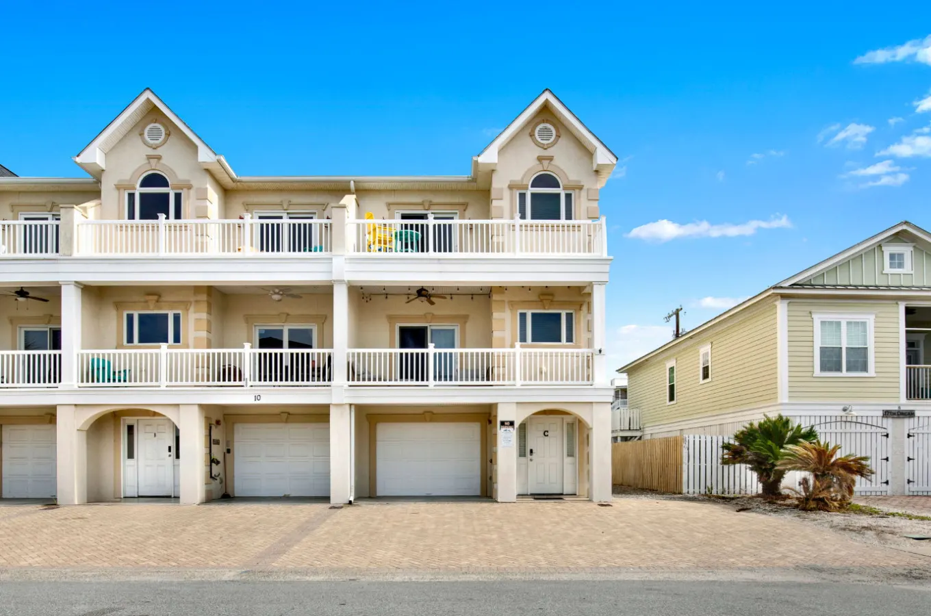 4 Bed Townhouse Walk To The Beach 8