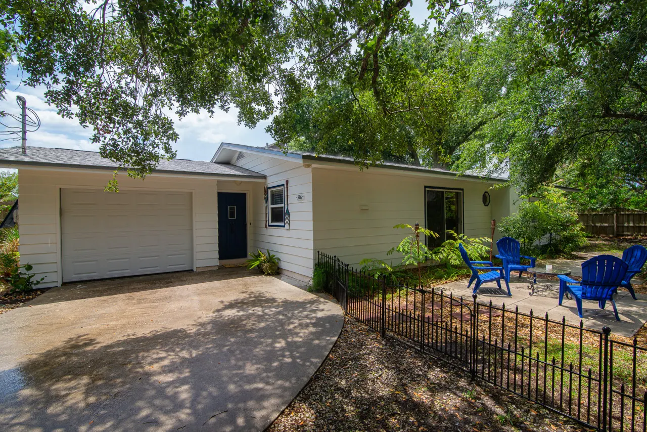 Island Charmer Cottage/Downtown/Beach 2