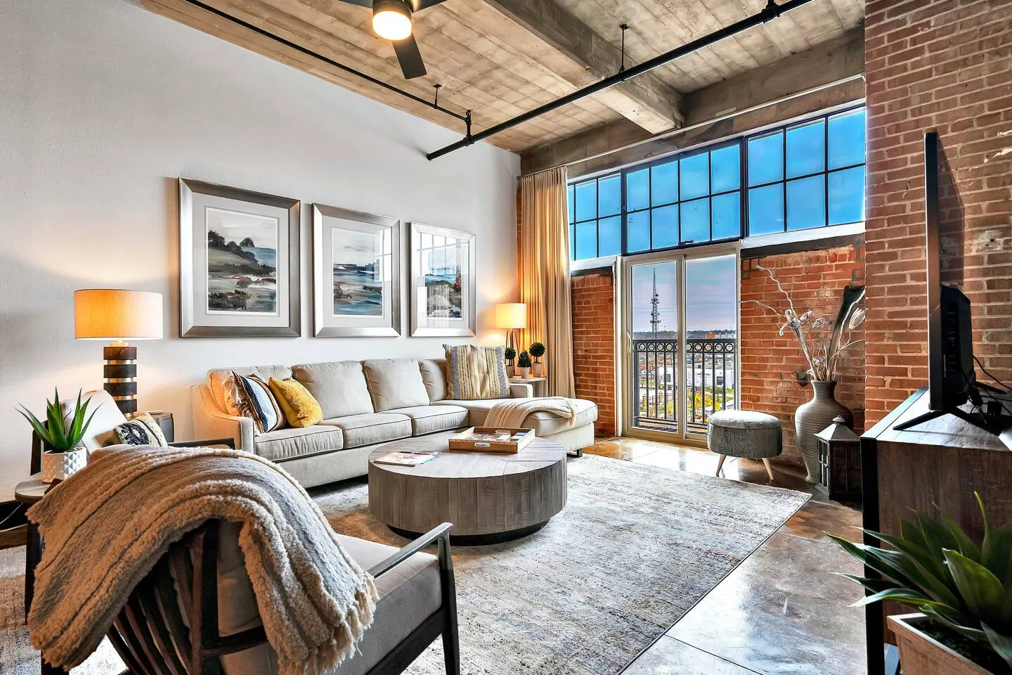 Urban Oasis In Downtown - steps to the Silos!
