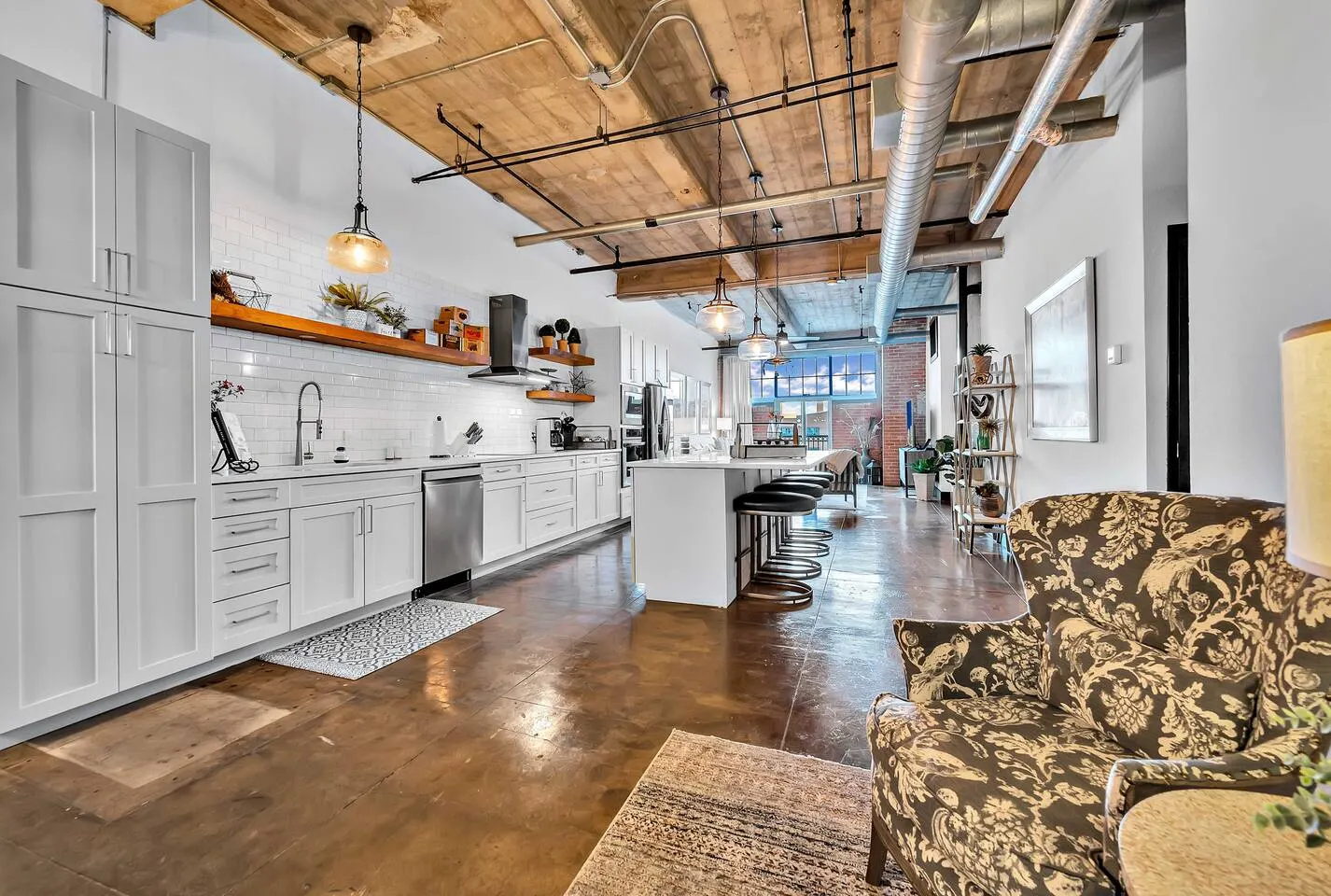 Urban Oasis In Downtown - steps to the Silos! 10