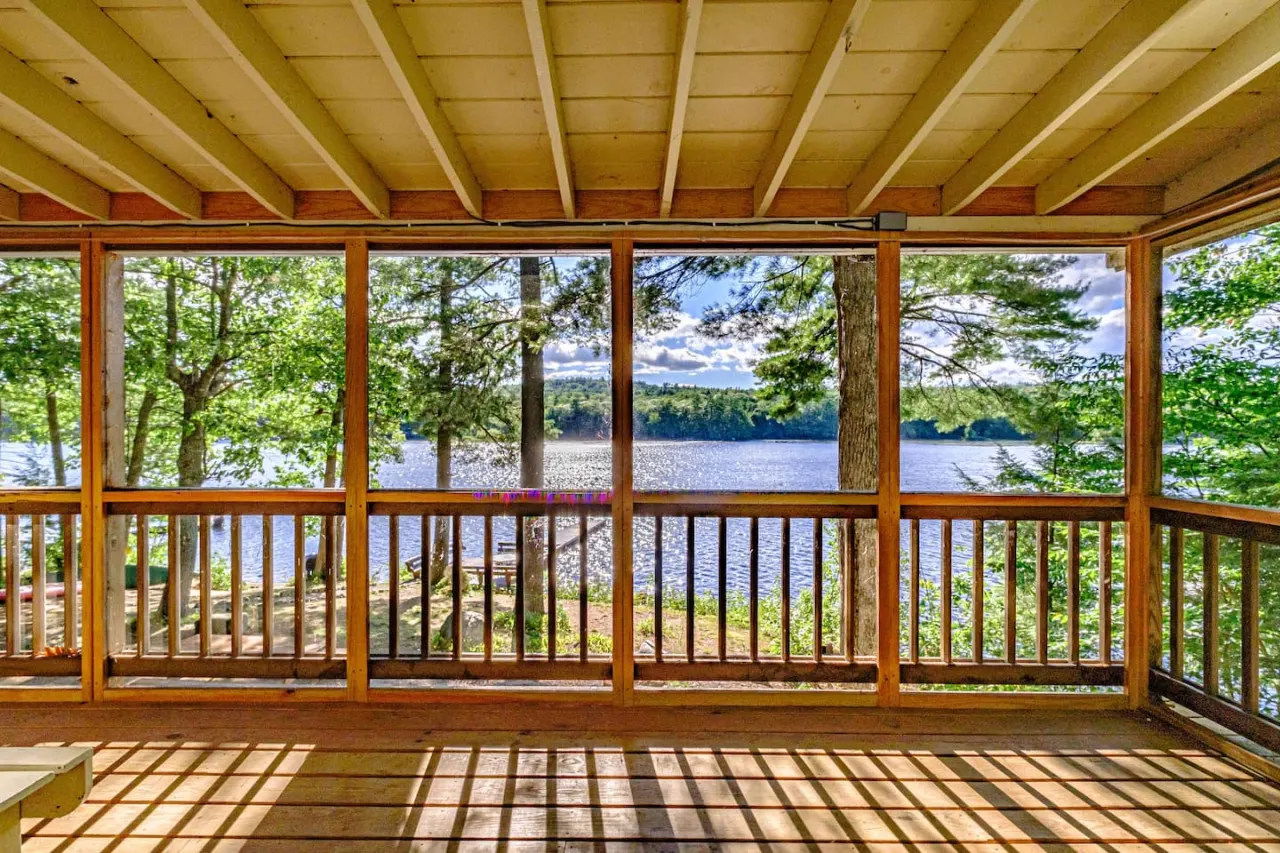 Paradise on Sebago Cove- Waterfront Sebago Cove Camp w. over-the-water deck 10