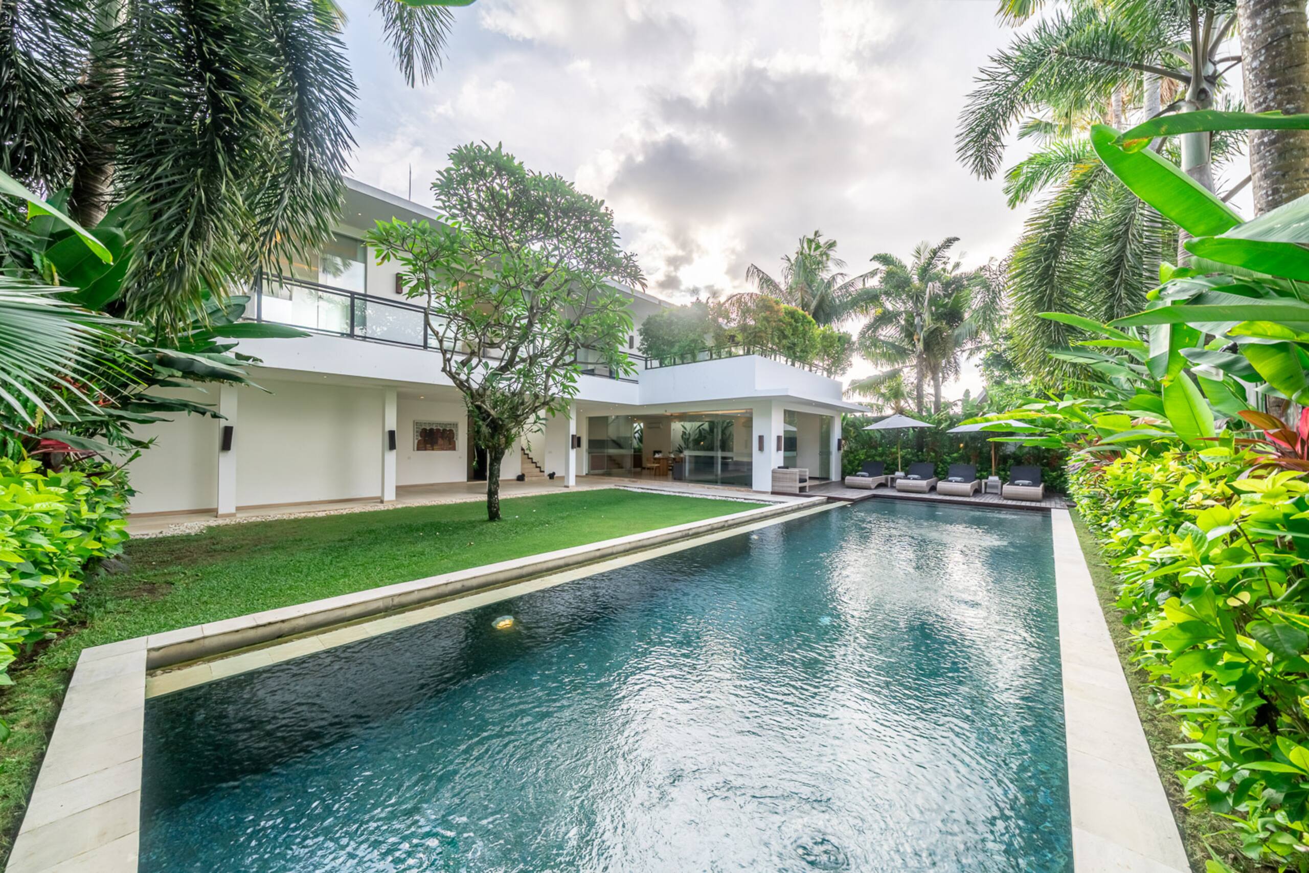 Villa Aquila spacious luxury in prime location 34