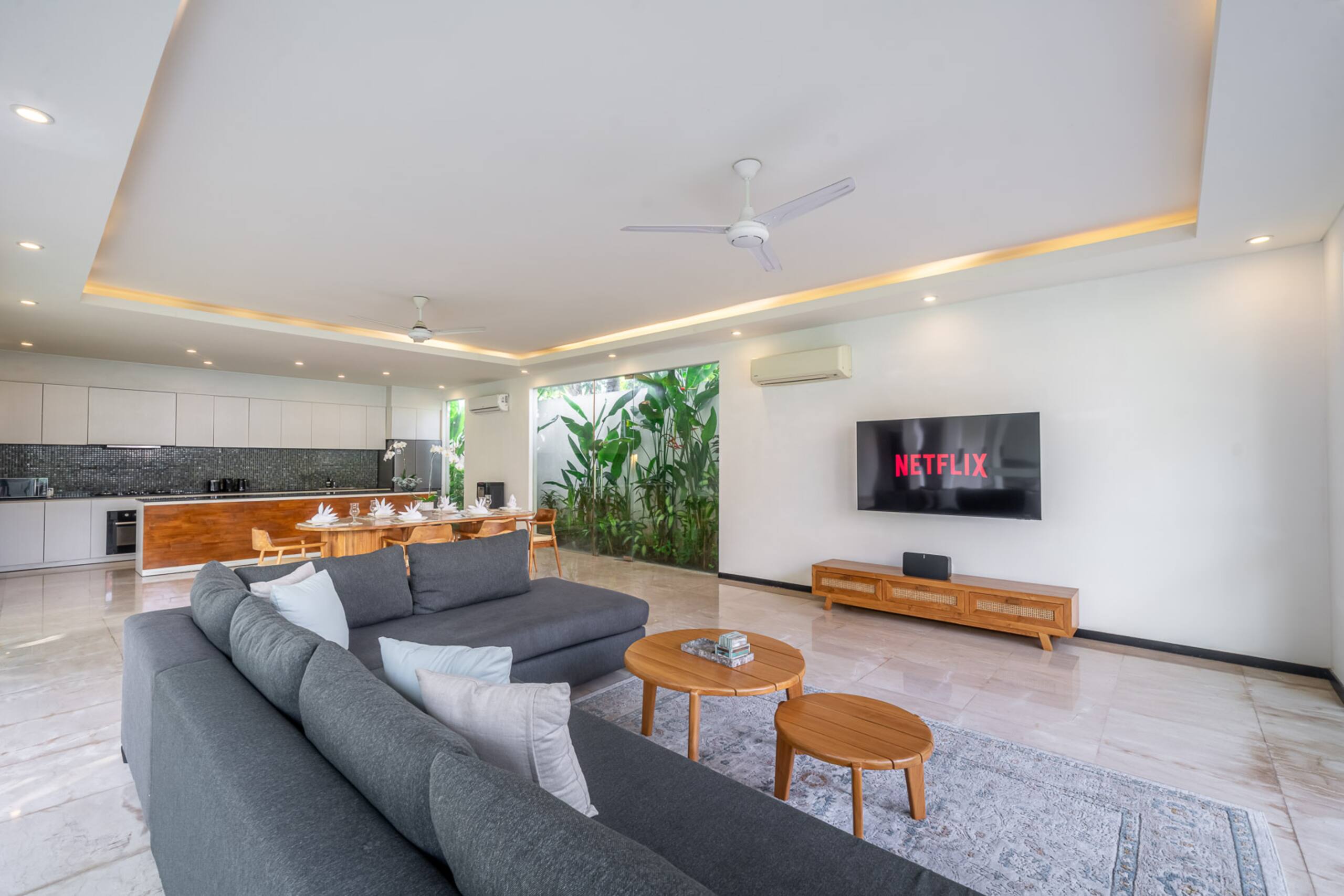 Villa Aquila spacious luxury in prime location 31