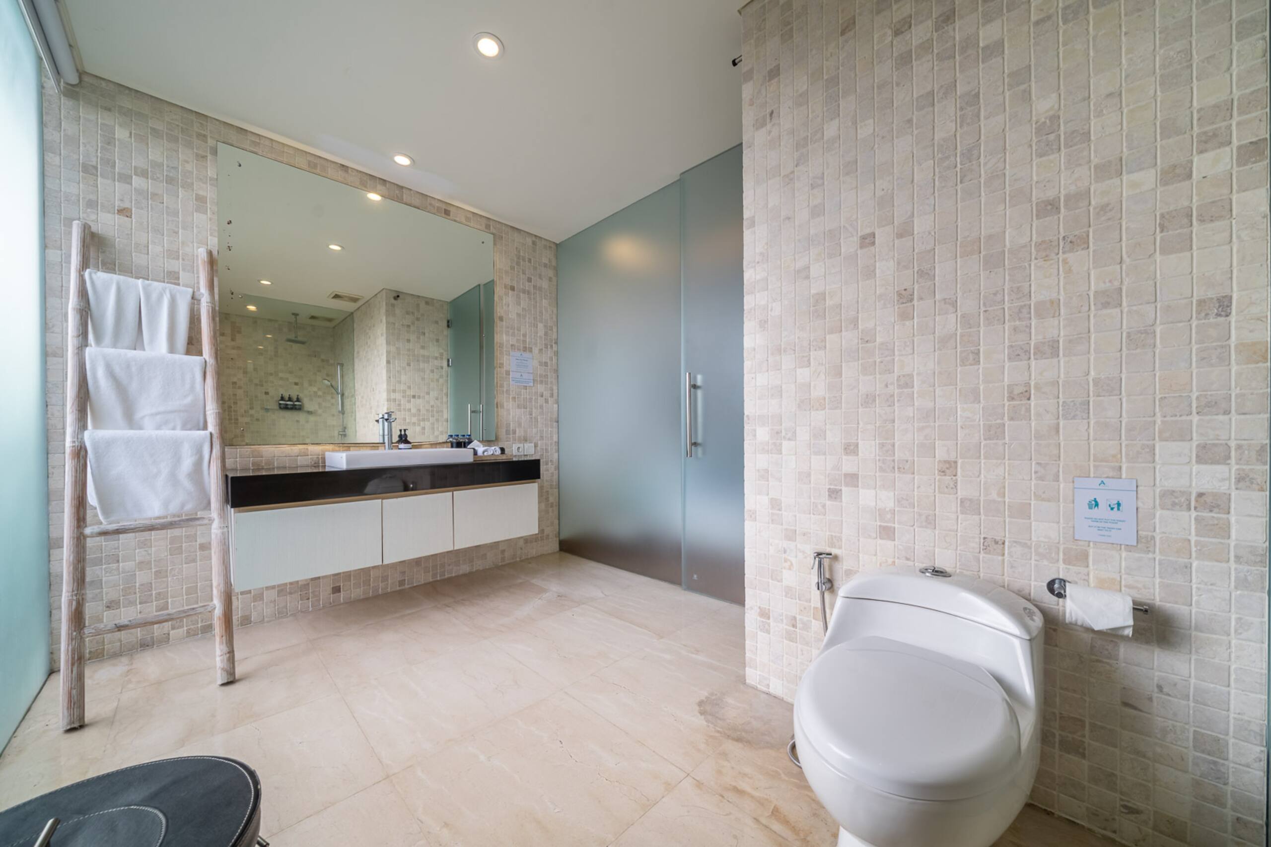 Villa Aquila spacious luxury in prime location 13