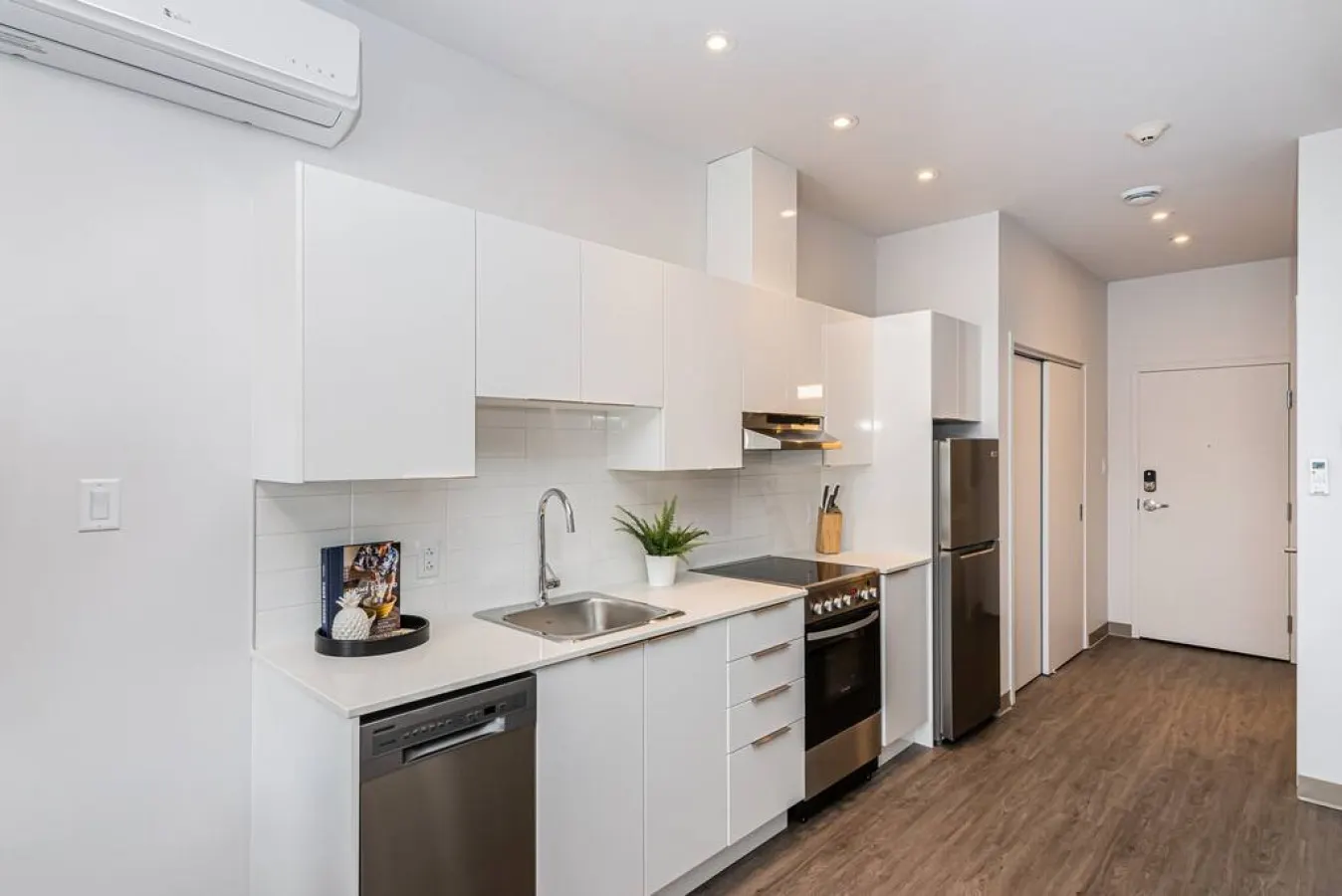 Plateau - Modern and New Studio in the Heart of the City - Unit 7 10