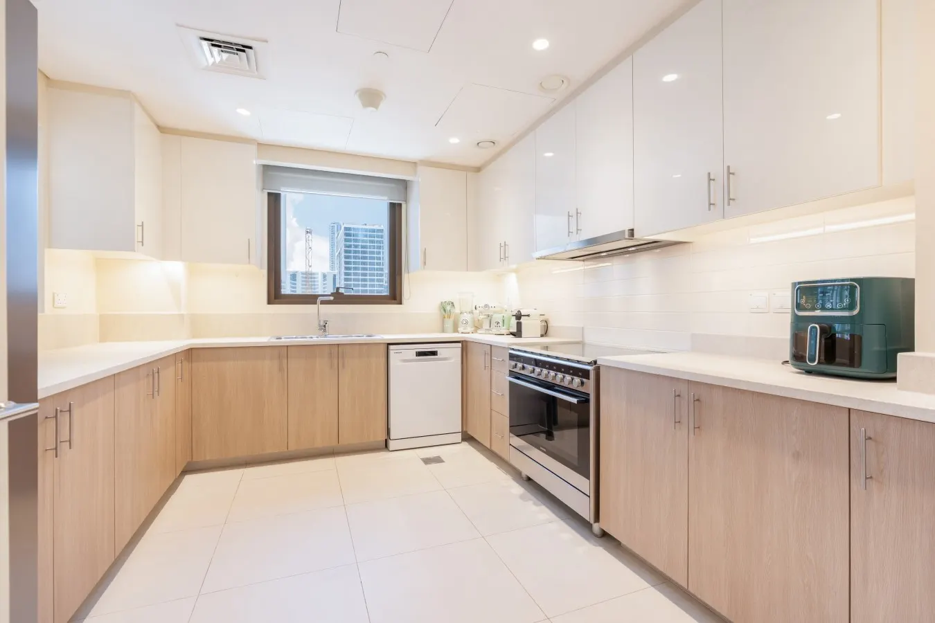Luxury Corner Home with Stunning City View 10