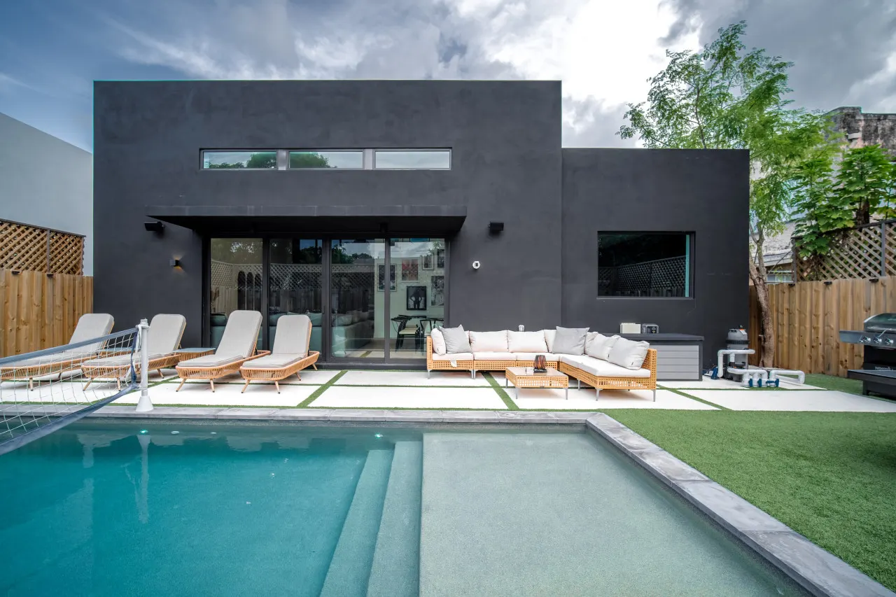Villa Nero 4BR 2.5BA for 14 Pool, Billiards, Outdoor Lounge, PingPong, Grill & More Design District, Miami 2
