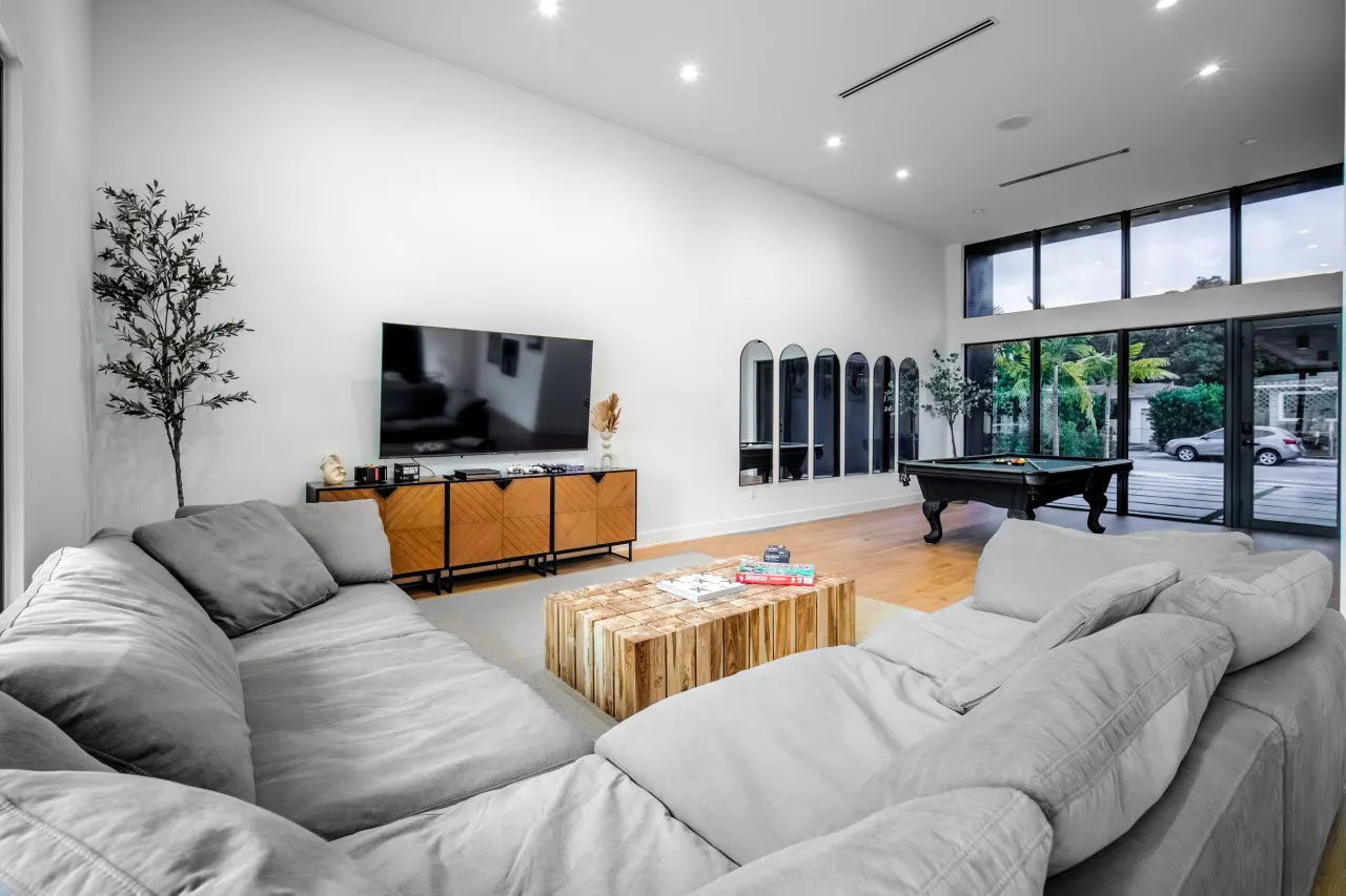 Villa Nero 4BR 2.5BA for 14 Pool, Billiards, Outdoor Lounge, PingPong, Grill & More Design District, Miami 7