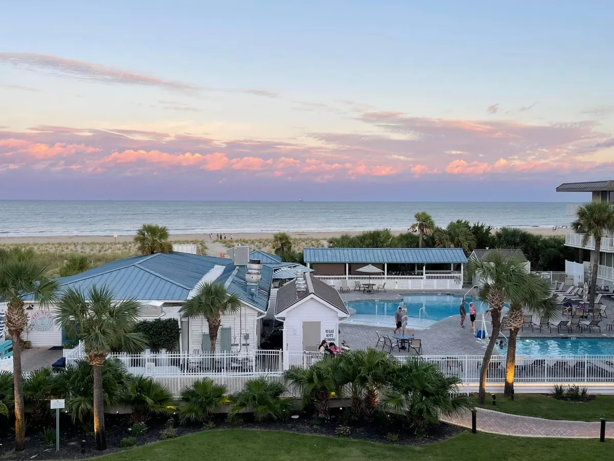 THE SURF SHACK: Beach Front Condo w/Heated Pool, Restaurant, and Bar