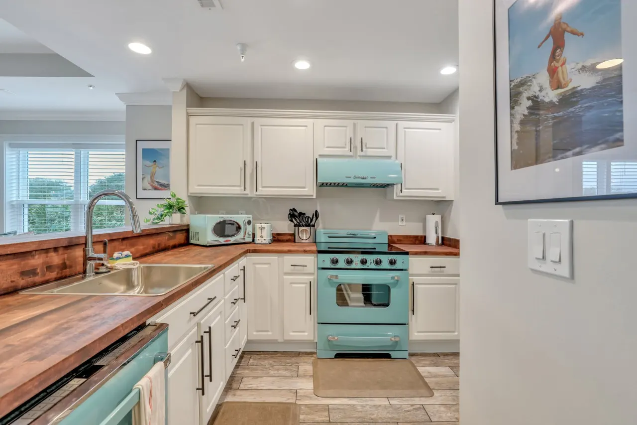 THE SURF SHACK: Beach Front Condo w/Heated Pool, Restaurant, and Bar 10