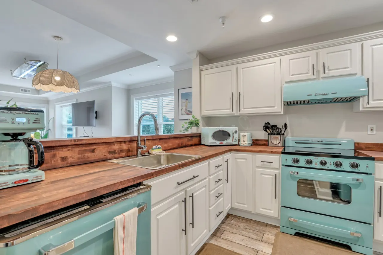 THE SURF SHACK: Beach Front Condo w/Heated Pool, Restaurant, and Bar 11